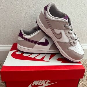 Nike Kids Low-Top Sneakers in Light Gray and Purple